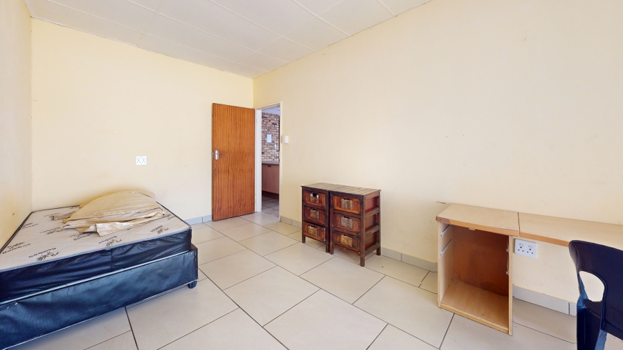 6 Bedroom Property for Sale in Kannoniers Park North West